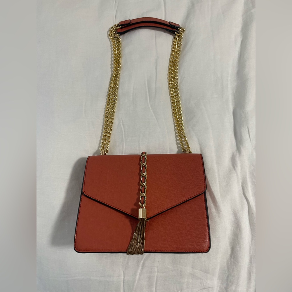Crossbody bag with gold chain
